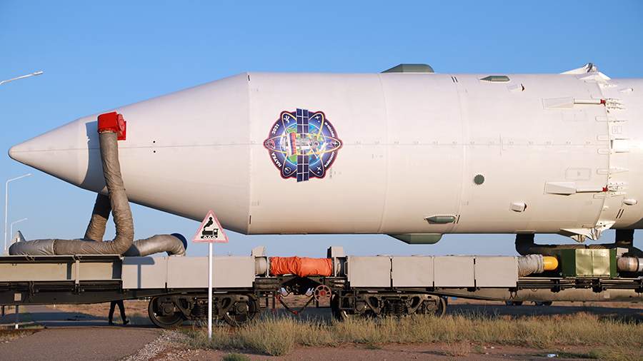 Ракета-носитель «Протон-М» с многоцелевым лабораторным модулем «Наука» во время вывоза на стартовый комплекс космодрома Байконур