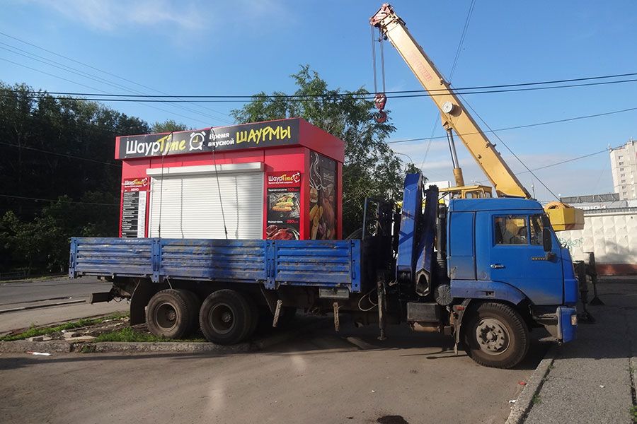 20.06 17:00 В Ульяновске неизвестные пытались помешать демонтажу незаконно установленного киоска