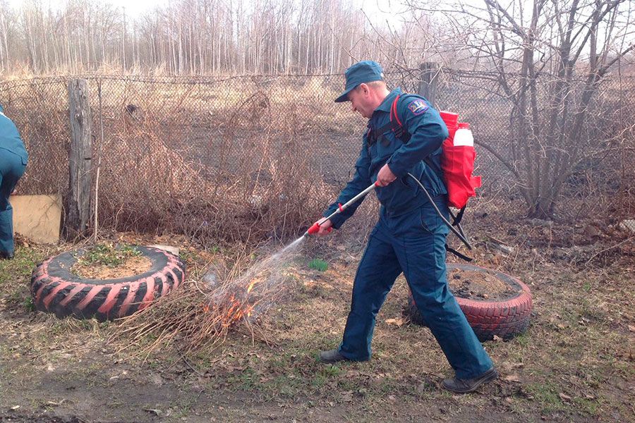 15.04 13:00 В Ульяновске тушат гектары горящей травы