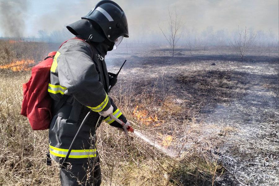 21.04 14:00 В Ульяновске продолжают тушить два пожара