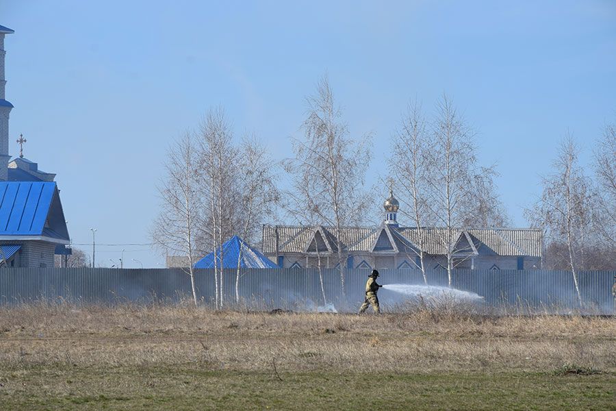 18.04 17:00 В Ульяновске около храма Святителя Николая потушили горящую траву