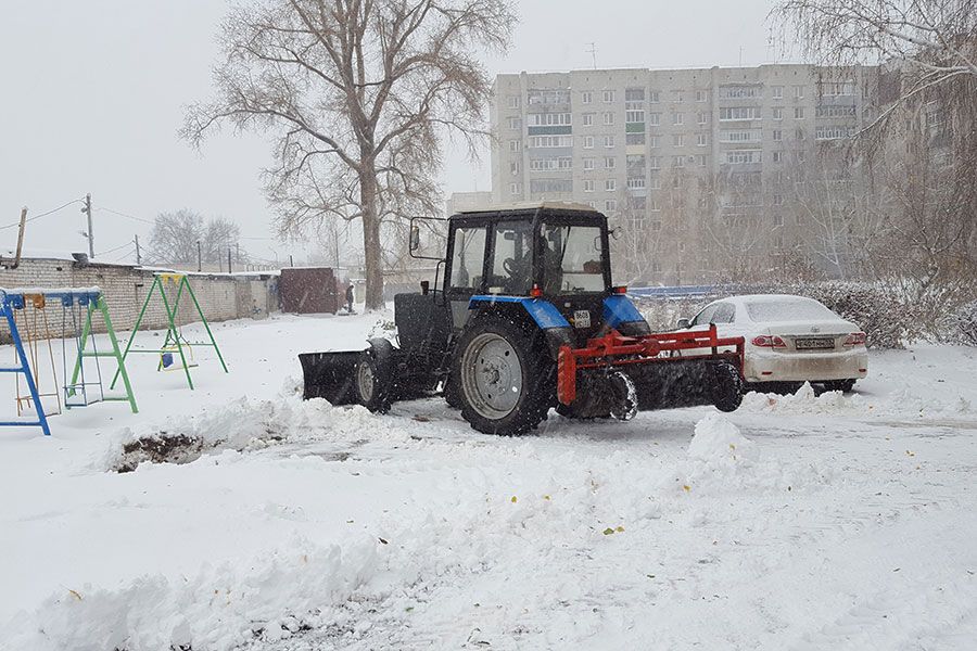 17.01 08:00 140 специализированных бригад и 120 единиц техники управляющих компаний очищают дворовые территории в Ульяновской области