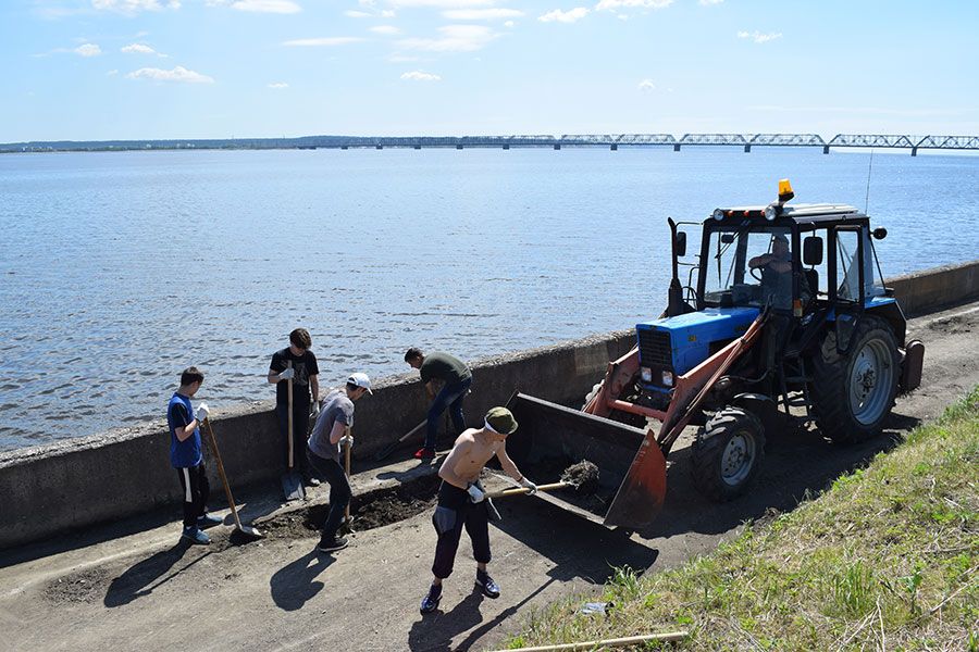 08.06 11:00 В Ульяновске волонтеры благоустраивают берег Волги