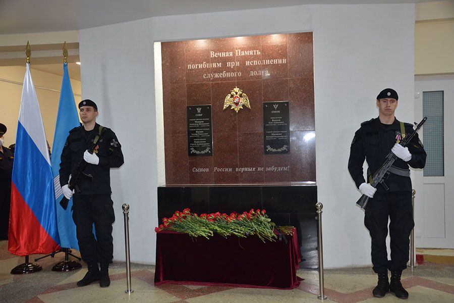 10.12 17:00 В Ульяновске открыли мемориал сотрудникам ОМОН и СОБР, погибшим при исполнении служебного долга