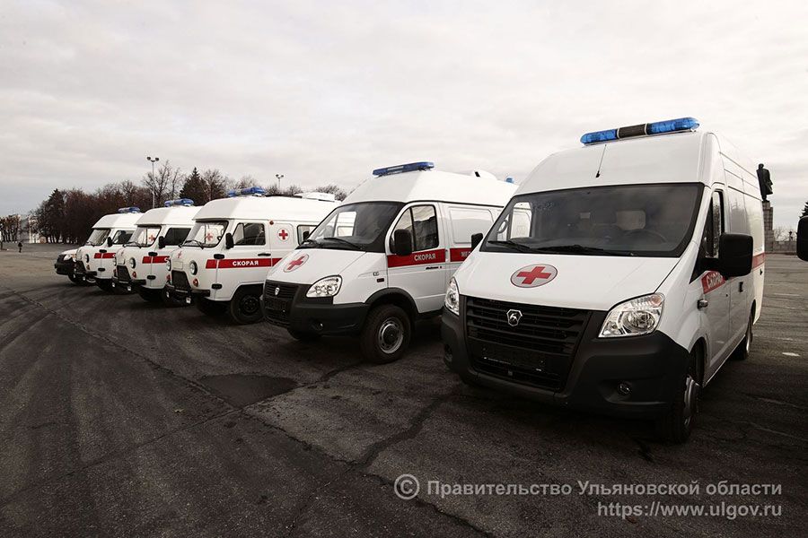 15.11 15:00 Алексей Русских вручил ключи от автомобилей скорой медицинской помощи руководителям 12 учреждений здравоохранения Ульяновской области