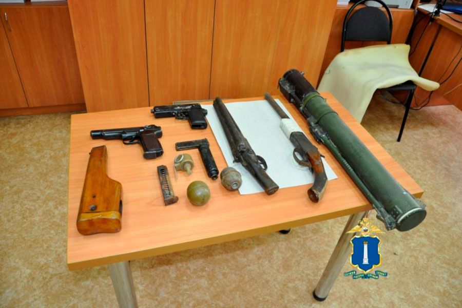 17.04 16:00 Сотрудники полиции выявили факт незаконного хранения огнестрельного оружия и боеприпасов