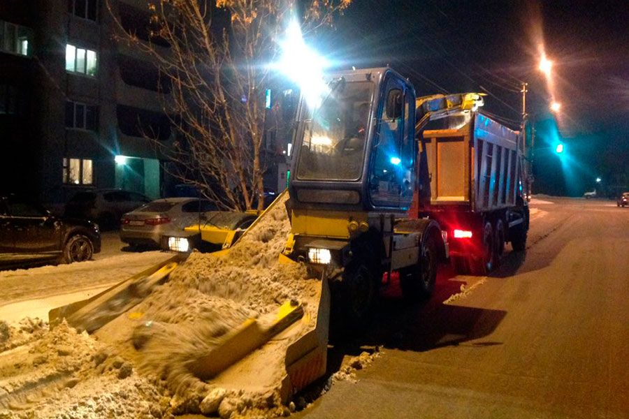 21.01 14:00 С остановок общественного транспорта в Ульяновске продолжается вывоз снега