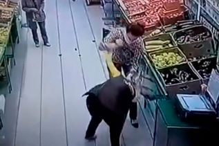 ЧП В ульяновском «Гулливере». Покупательница напала на продавщицу с ножом (видео)