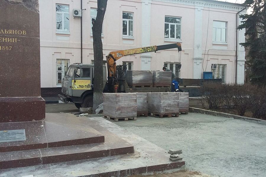 26.11 15:00 В Ульяновске благоустраивают территорию возле памятника В.И. Ульянову – Ленину (гимназисту)