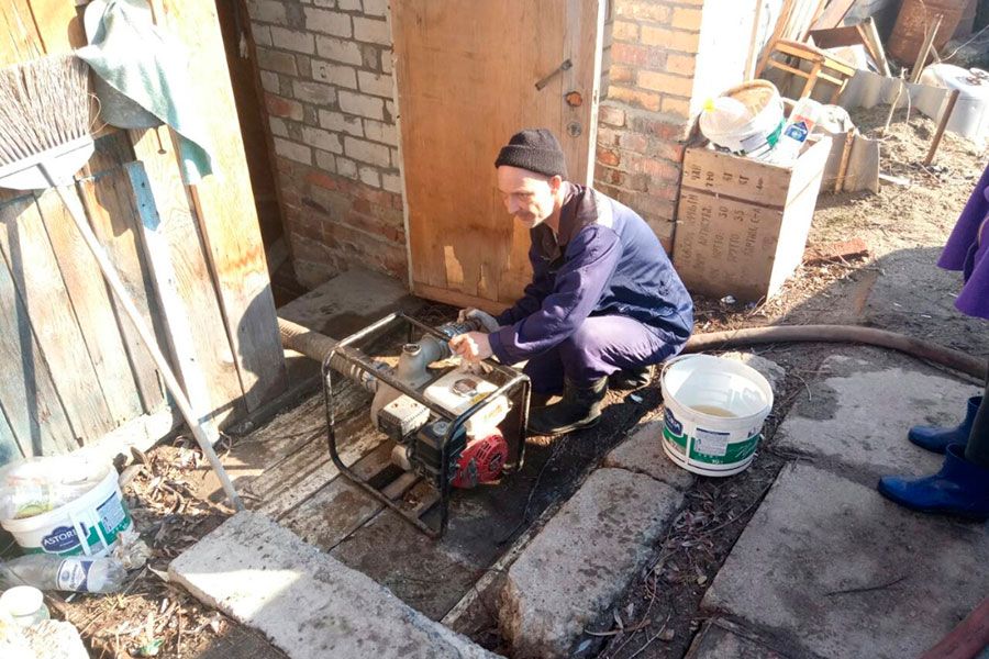 08.04 11:00 Ульяновские коммунальщики откачали воду в одном из домов на Мостовой