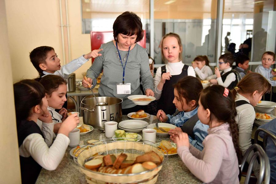 17.04 17:00 С 1 сентября ученики начальной школы будут получать бесплатное горячее питание