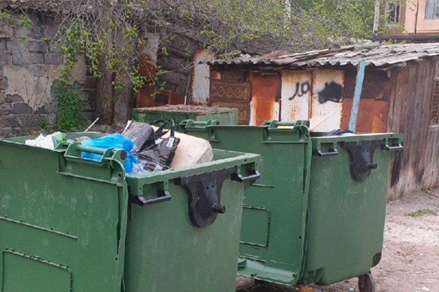 07.05 14:00 Жителей городских лачуг к празднику порадовали новой мусоркой