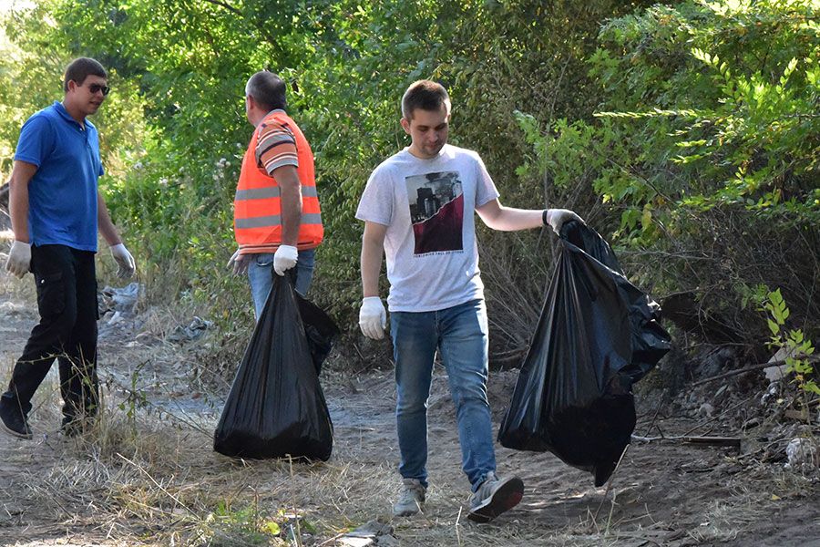 29.08 08:00 Ульяновцы на субботнике очищали от мусора зоны отдыха и дворы