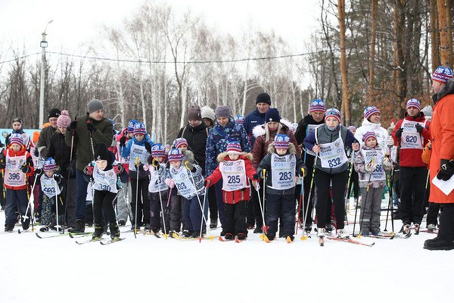 15.02 12:00 2,5 тысячи ульяновцев вышли на центральный старт лыжной гонки «Лыжня России 2021»