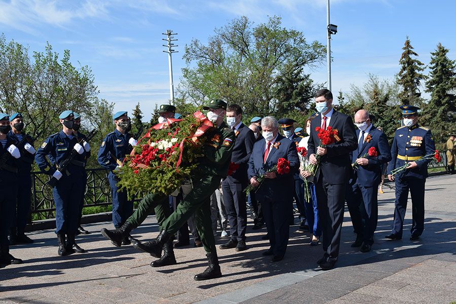 12.05 08:00 В Ульяновске в день 75-летия Победы в Великой Отечественной войне возложили венки и цветы к Вечному огню