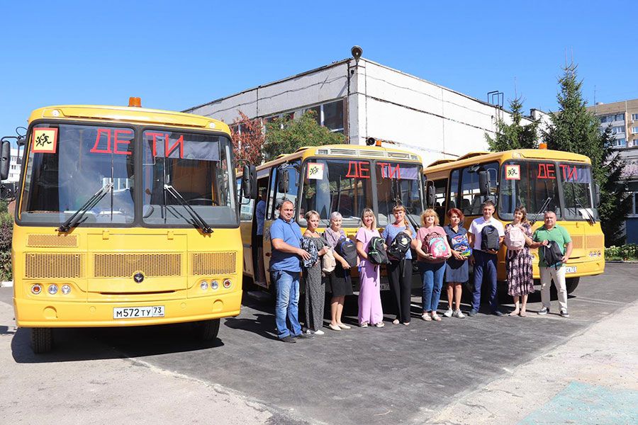 22.08 09:00 Ульяновская область передала три школьных автобуса и канцелярские принадлежности подшефному району ЛНР ​