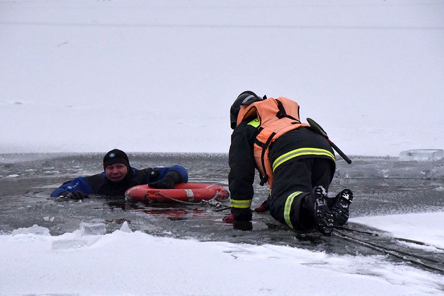 05.12 08:00 В Ульяновске прошло специальное учение по спасению людей на заледеневших водоемах