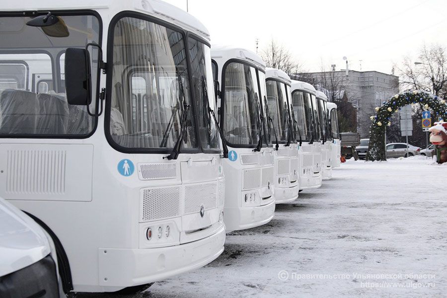 27.12 10:00 Алексей Русских вручил автотранспортным предприятиям Ульяновской области ключи от 14 новых автобусов