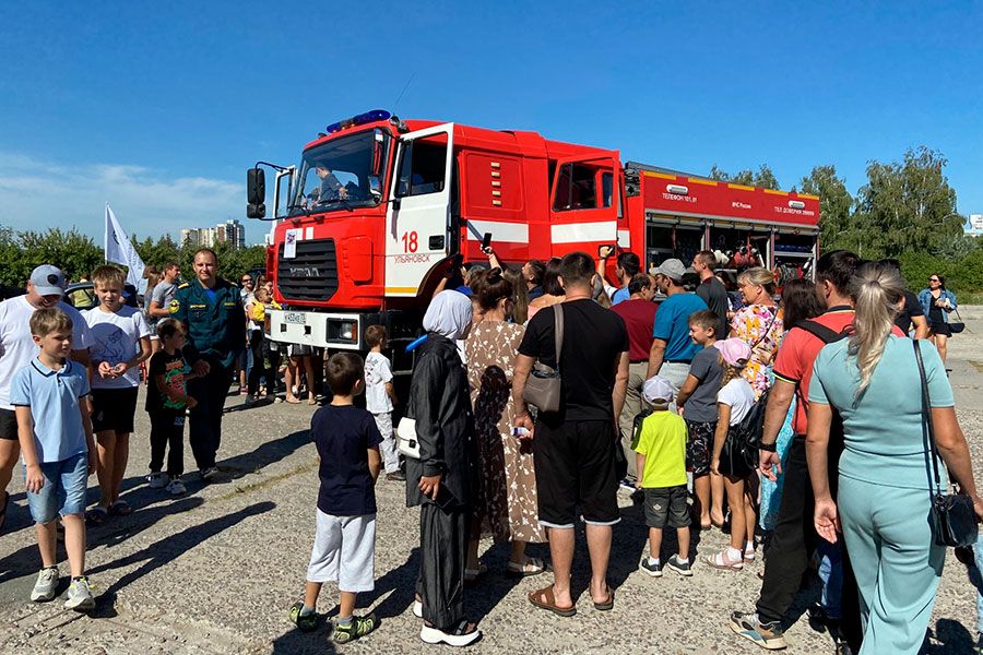 22.08 17:00 Сотрудники МЧС продемонстрировали ульяновцам пожарную технику