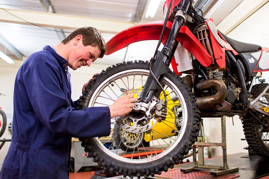 Лидером сферы малого бизнеса стал ремонт мотоциклов
