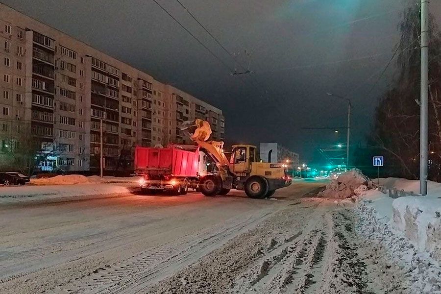 21.01 11:00 Ночью в Ульяновске для вывоза снега дополнительно привлекли 26 самосвалов и погрузчиков