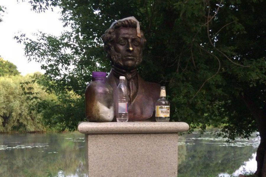 Памятник Пушкину в Димитровграде подвергся акту вандализма
