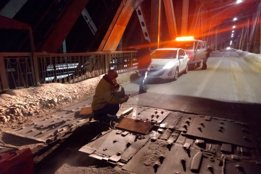 15.02 11:00 Ульяновские дорожники отремонтировали деформационный шов Императорского моста