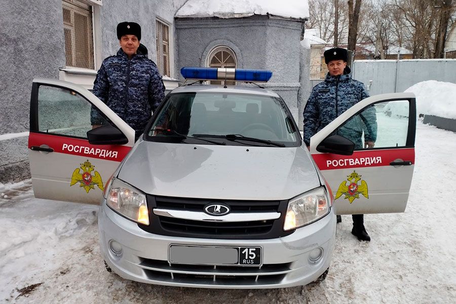 20.12 11:00 Сотрудники Росгвардии оказали помощь на дороге  жительнице Ульяновска
