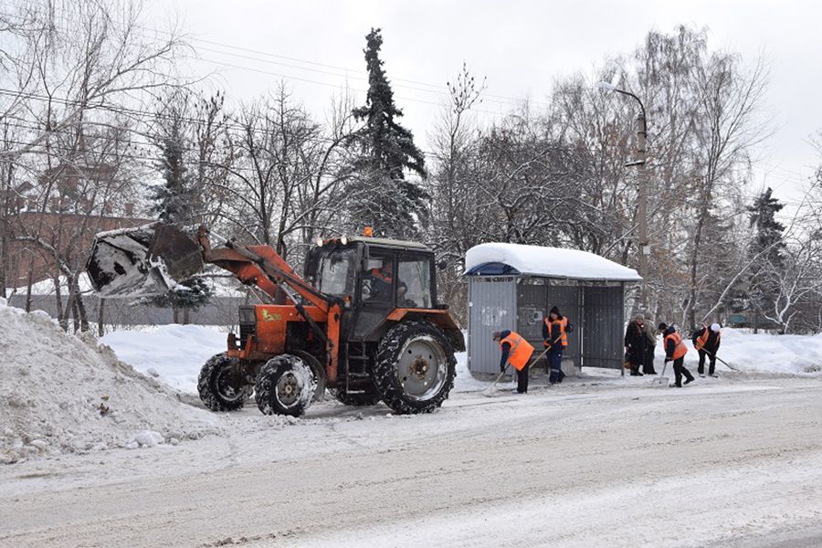 05.12 12:00 Днём 5 декабря в Ульяновске продолжают вывоз снега с остановок и вблизи пешеходных переходов