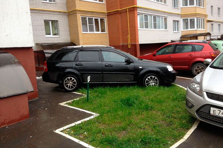 12.04 08:00 В Ульяновске начали штрафовать за парковку на газонах