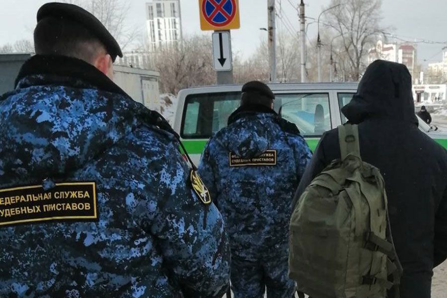 21.06 10:00 Ульяновскими судебными приставами выдворено из страны 10 нелегальных мигрантов