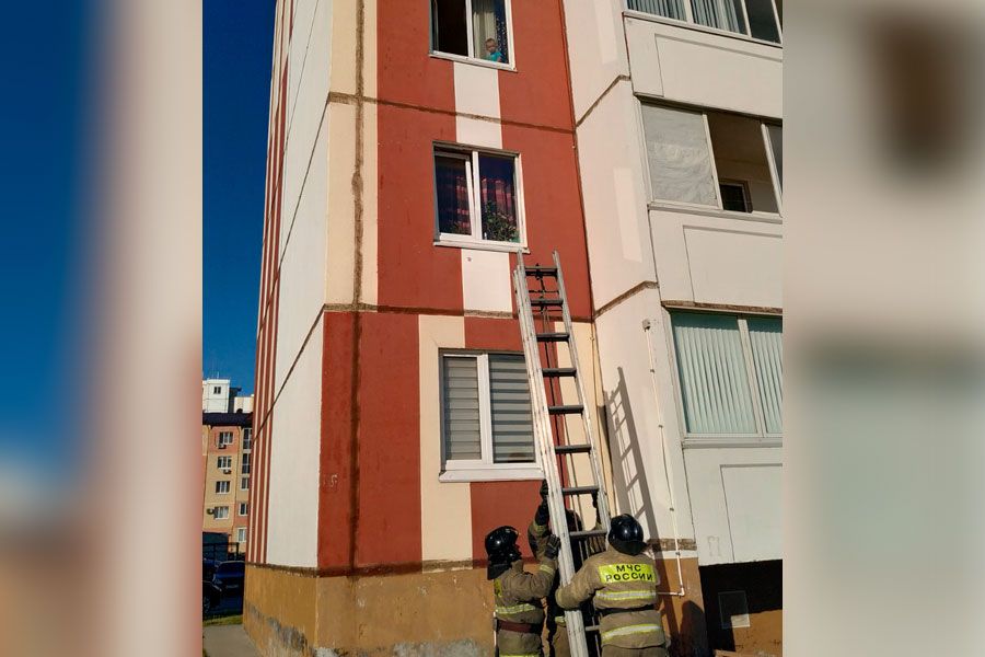 27.07 14:00 В Заволжском районе огнеборцы спасли трехлетнего ребенка, сидевшего в открытом окне третьего этажа