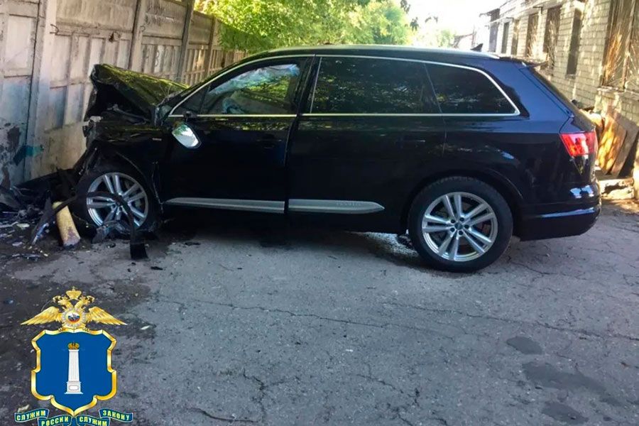 16.09 12:00 ДТП на ул. Урицкого, автоледи на Audi Q7 въехала в бетонный забор