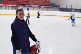 Ульяновская девушка, играющая в хоккей с мужиками!