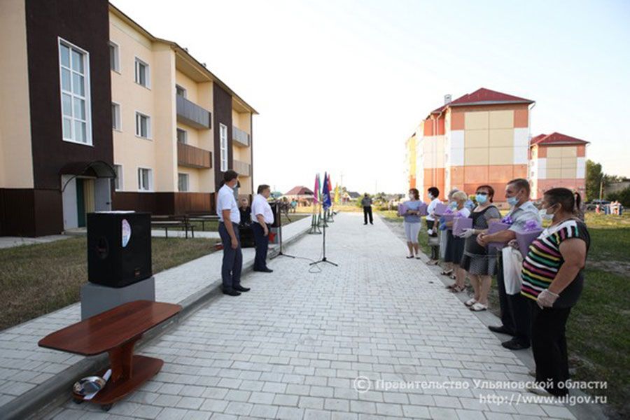 08.07 08:00 Жителям аварийных домов Барышского района вручили ключи от новых квартир