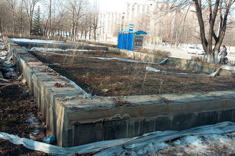 10.04 17:00 На Рябикова в сквере жертвам Чернобыля демонтируют фундамент многолетнего недостроя