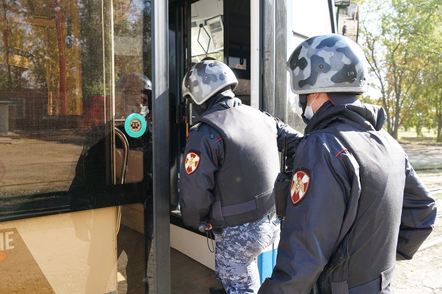 04.10 16:00 В Ульяновске сотрудники Росгвардии провели учебную тренировку на общественном транспорте