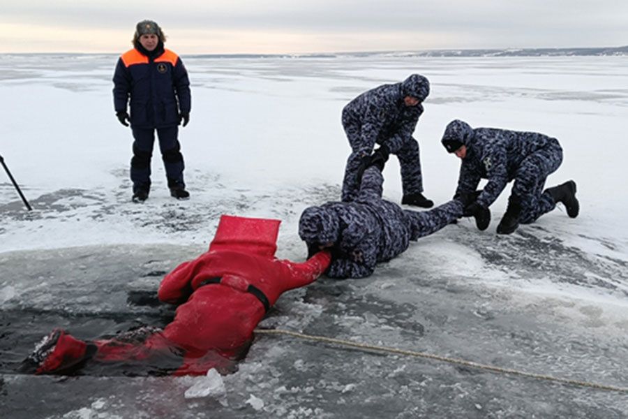15.12 17:00 Ульяновские росгвардейцы отработали действия по спасению людей, провалившихся под лед