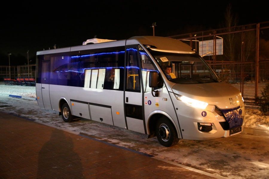 14.12 12:00 Ульяновской футбольной школе «Волга» имени Н.П.Старостина подарили новый автобус