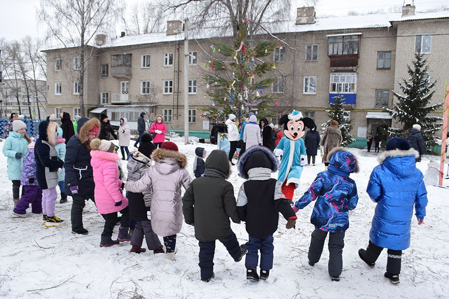 11.01 15:00 В Ульяновске на новогодних каникулах более 3,5 тысяч детей стали участниками проекта «Зима во дворах»