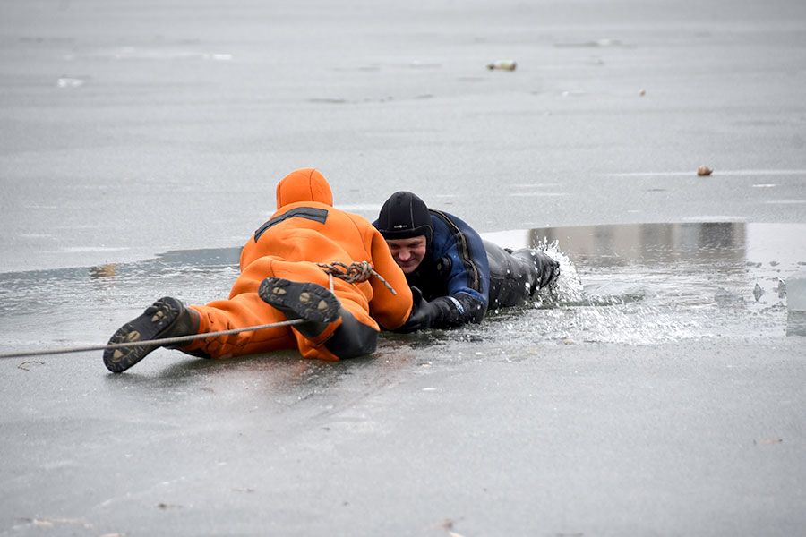 08.12 17:00 В Ульяновске прошли учения по спасению провалившихся под лёд людей