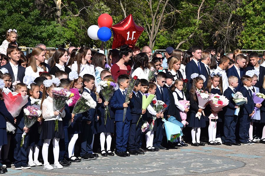 04.09 09:00 В День знаний порог ульяновских школ переступили почти восемь тысяч первоклассников