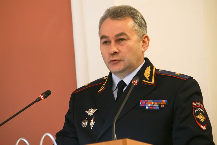 Экс-начальник ульяновской полиции Ларионов в Москве пишет стихи про Ульяновск