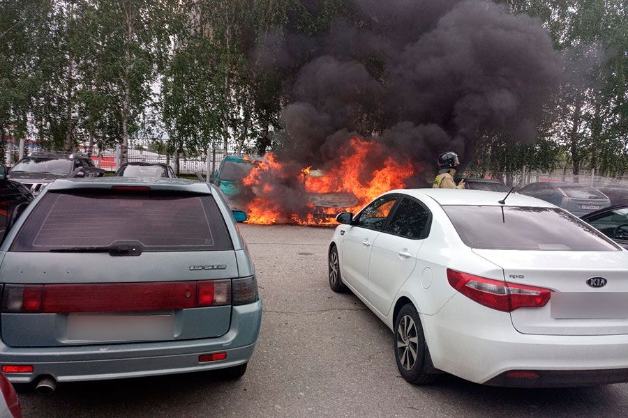 13.08 10:00 В Заволжье на парковке около завода &quot;Аэрокомпозит&quot; сгорели три машины