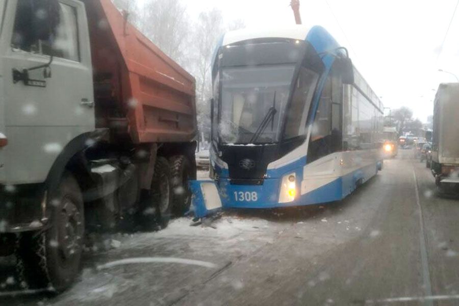 29.12 16:00 ДТП на улице Радищева, новый трамвай &quot;Львенок&quot; столкнулся с КАМАЗом