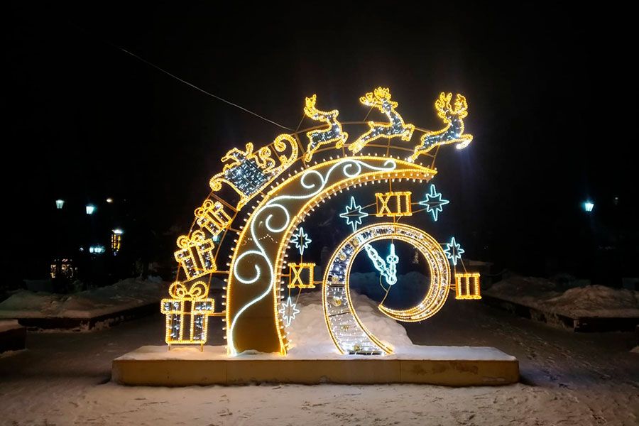 22.12 09:00 Хвойные арки, гирлянды и снеговики: в Ульяновске продолжается новогоднее украшение города
