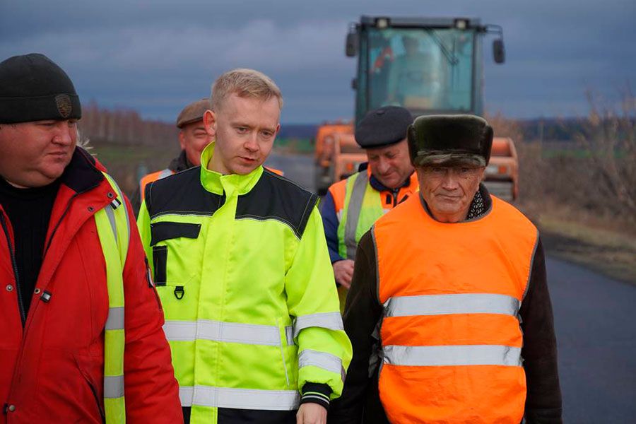 08.11 16:00 Общественники и представители Минтранса проверили ход работ на объектах дорожного нацпроекта в Ульяновской области