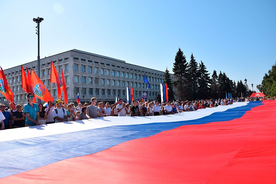 19.08 13:00 Ульяновские учреждения культуры подготовили праздничную онлайн-программу ко Дню Государственного флага Российской Федерации