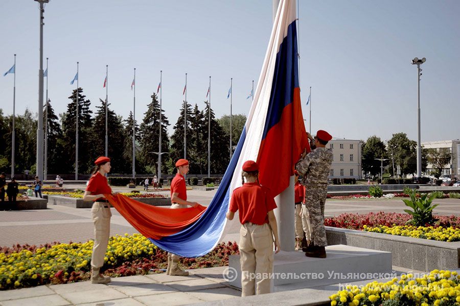 23.08 10:00 В День флага Российской Федерации в Ульяновске развернули 50-метровый государственный символ страны