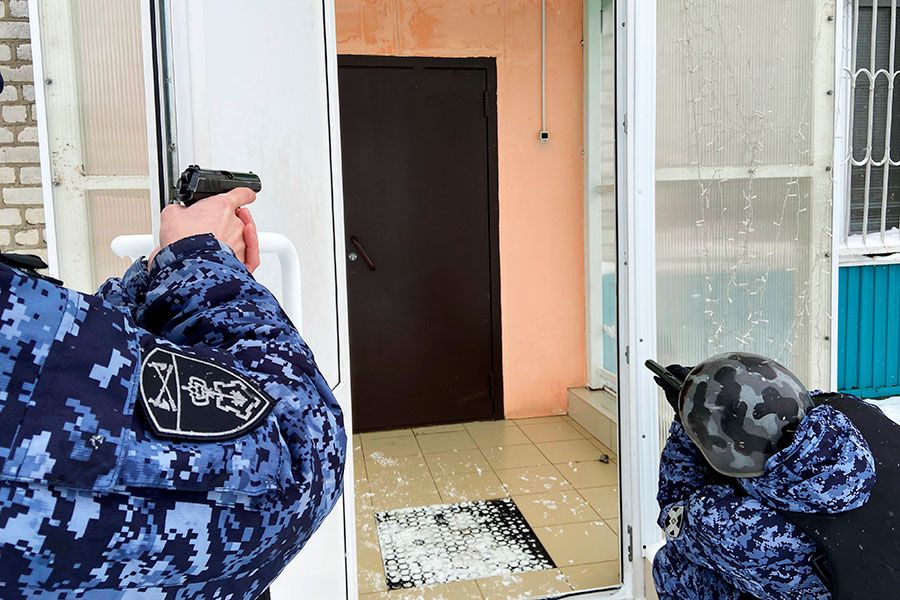 21.03 12:00 В Ульяновске сотрудники Росгвардии задержали подозреваемую в нанесении ножевого ранения мужчине